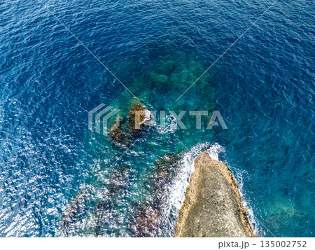 ヒリゾ浜のドローン撮影。大根島、あいあい岬、数々の地磯も見える。ヒリゾ浜南伊豆町中木 静岡県伊豆半島 ヒリゾ浜のドローン撮影。大根島、あいあい岬、数々の地磯も見える。ヒリゾ浜南伊豆町中木 静岡県伊豆半島 135002752