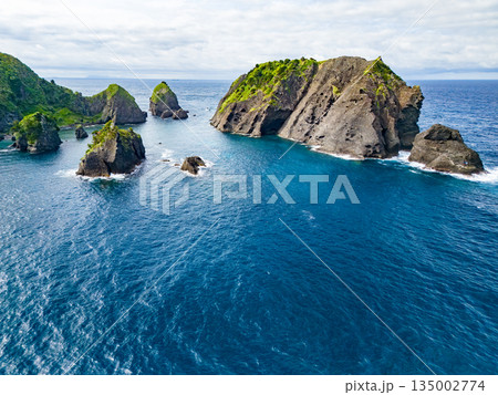 ヒリゾ浜のドローン撮影。大根島、あいあい岬、数々の地磯も見える。ヒリゾ浜南伊豆町中木 静岡県伊豆半島 135002774