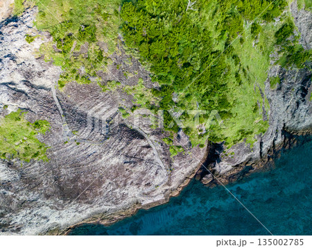 ヒリゾ浜のドローン撮影。大根島、あいあい岬、数々の地磯も見える。ヒリゾ浜南伊豆町中木 静岡県伊豆半島 ヒリゾ浜のドローン撮影。大根島、あいあい岬、数々の地磯も見える。ヒリゾ浜南伊豆町中木 静岡県伊豆半島 135002785