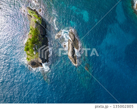 ヒリゾ浜のドローン撮影。大根島、あいあい岬、数々の地磯も見える。ヒリゾ浜南伊豆町中木 静岡県伊豆半島 135002805