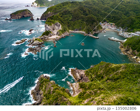 ヒリゾ浜のドローン撮影。大根島、あいあい岬、数々の地磯も見える。ヒリゾ浜南伊豆町中木 静岡県伊豆半島 135002806