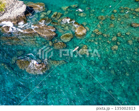 ヒリゾ浜のドローン撮影。大根島、あいあい岬、数々の地磯も見える。ヒリゾ浜南伊豆町中木 静岡県伊豆半島 135002813