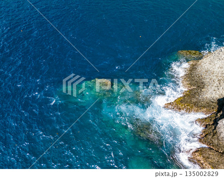 ヒリゾ浜のドローン撮影。大根島、あいあい岬、数々の地磯も見える。ヒリゾ浜南伊豆町中木 静岡県伊豆半島 135002829