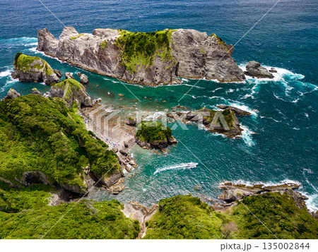 ヒリゾ浜のドローン撮影。大根島、あいあい岬、数々の地磯も見える。ヒリゾ浜南伊豆町中木 静岡県伊豆半島 ヒリゾ浜のドローン撮影。大根島、あいあい岬、数々の地磯も見える。ヒリゾ浜南伊豆町中木 静岡県伊豆半島 135002844