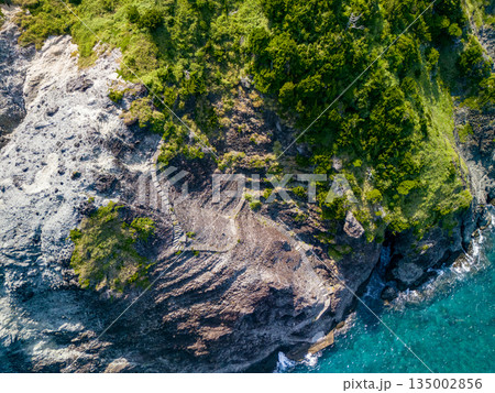 ヒリゾ浜のドローン撮影。大根島、あいあい岬、数々の地磯も見える。ヒリゾ浜南伊豆町中木 静岡県伊豆半島 ヒリゾ浜のドローン撮影。大根島、あいあい岬、数々の地磯も見える。ヒリゾ浜南伊豆町中木 静岡県伊豆半島 135002856