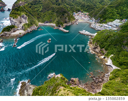ヒリゾ浜のドローン撮影。大根島、あいあい岬、数々の地磯も見える。ヒリゾ浜南伊豆町中木 静岡県伊豆半島 135002859