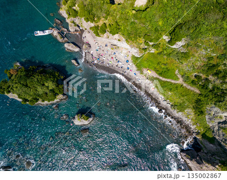 ヒリゾ浜のドローン撮影。大根島、あいあい岬、数々の地磯も見える。ヒリゾ浜南伊豆町中木 静岡県伊豆半島 ヒリゾ浜のドローン撮影。大根島、あいあい岬、数々の地磯も見える。ヒリゾ浜南伊豆町中木 静岡県伊豆半島 135002867