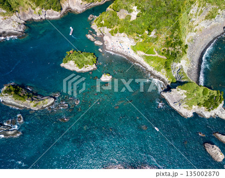 ヒリゾ浜のドローン撮影。大根島、あいあい岬、数々の地磯も見える。ヒリゾ浜南伊豆町中木 静岡県伊豆半島 135002870