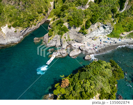ヒリゾ浜のドローン撮影。大根島、あいあい岬、数々の地磯も見える。ヒリゾ浜南伊豆町中木 静岡県伊豆半島 ヒリゾ浜のドローン撮影。大根島、あいあい岬、数々の地磯も見える。ヒリゾ浜南伊豆町中木 静岡県伊豆半島 135002874