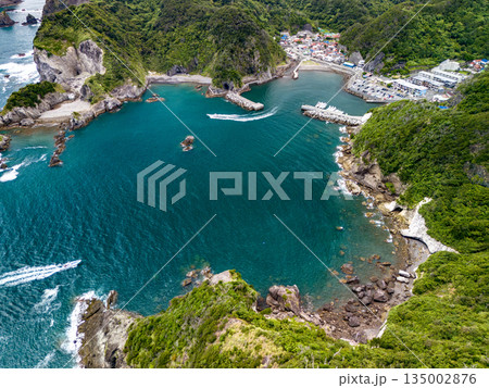 ヒリゾ浜のドローン撮影。大根島、あいあい岬、数々の地磯も見える。ヒリゾ浜南伊豆町中木 静岡県伊豆半島 135002876