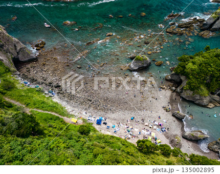 ヒリゾ浜のドローン撮影。大根島、あいあい岬、数々の地磯も見える。ヒリゾ浜南伊豆町中木 静岡県伊豆半島 135002895