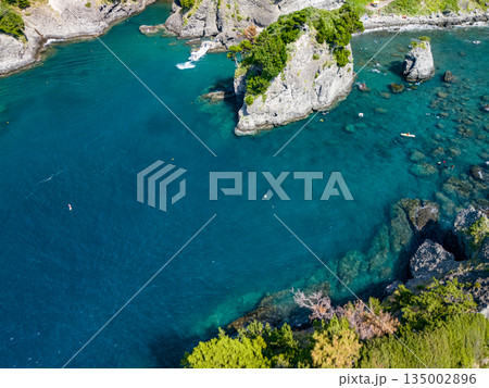 ヒリゾ浜のドローン撮影。大根島、あいあい岬、数々の地磯も見える。ヒリゾ浜南伊豆町中木 静岡県伊豆半島 135002896