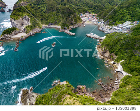 ヒリゾ浜のドローン撮影。大根島、あいあい岬、数々の地磯も見える。ヒリゾ浜南伊豆町中木 静岡県伊豆半島 ヒリゾ浜のドローン撮影。大根島、あいあい岬、数々の地磯も見える。ヒリゾ浜南伊豆町中木 静岡県伊豆半島 135002899