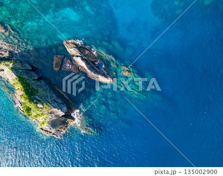 ヒリゾ浜のドローン撮影。大根島、あいあい岬、数々の地磯も見える。ヒリゾ浜南伊豆町中木 静岡県伊豆半島 ヒリゾ浜のドローン撮影。大根島、あいあい岬、数々の地磯も見える。ヒリゾ浜南伊豆町中木 静岡県伊豆半島 135002900