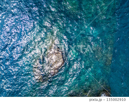 ヒリゾ浜のドローン撮影。大根島、あいあい岬、数々の地磯も見える。ヒリゾ浜南伊豆町中木 静岡県伊豆半島 ヒリゾ浜のドローン撮影。大根島、あいあい岬、数々の地磯も見える。ヒリゾ浜南伊豆町中木 静岡県伊豆半島 135002910