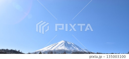 福島県のシンボルである名峰の磐梯山の雄大な雪景色と雲ひとつない快晴の青空のコントラスト 福島県のシンボルである名峰の磐梯山の雄大な雪景色と雲ひとつない快晴の青空のコントラスト 135003100