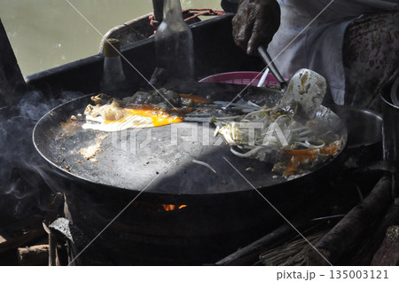 Street food frying pan egg bean sprout river Asian street food frying pan egg bean sprout river Asian vendor cooking delicious 135003121