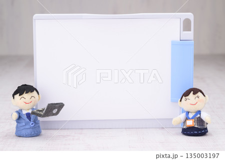 ビジネスマンとOLの人形とクリップボード 135003197