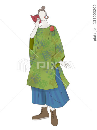 スマフォを見る女性 135003209