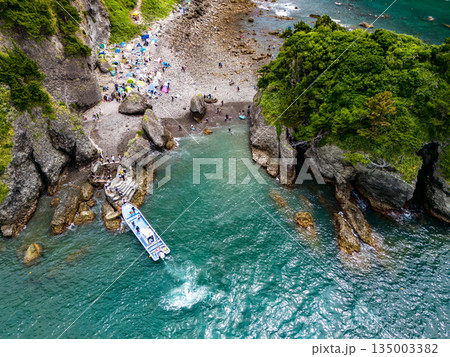 ヒリゾ浜のドローン撮影。大根島、あいあい岬、数々の地磯も見える。ヒリゾ浜南伊豆町中木 静岡県伊豆半島 135003382