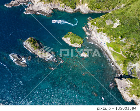 ヒリゾ浜のドローン撮影。大根島、あいあい岬、数々の地磯も見える。ヒリゾ浜南伊豆町中木 静岡県伊豆半島 ヒリゾ浜のドローン撮影。大根島、あいあい岬、数々の地磯も見える。ヒリゾ浜南伊豆町中木 静岡県伊豆半島 135003394