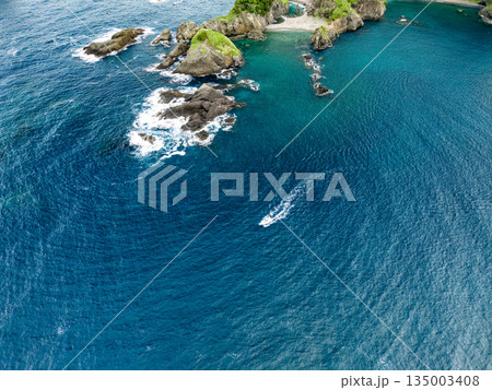 ヒリゾ浜のドローン撮影。大根島、あいあい岬、数々の地磯も見える。ヒリゾ浜南伊豆町中木 静岡県伊豆半島 135003408