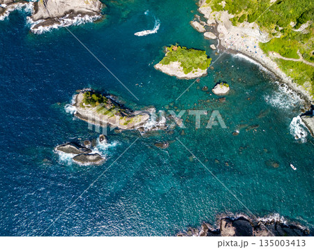 ヒリゾ浜のドローン撮影。大根島、あいあい岬、数々の地磯も見える。ヒリゾ浜南伊豆町中木 静岡県伊豆半島 135003413