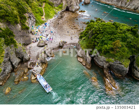 ヒリゾ浜のドローン撮影。大根島、あいあい岬、数々の地磯も見える。ヒリゾ浜南伊豆町中木 静岡県伊豆半島 ヒリゾ浜のドローン撮影。大根島、あいあい岬、数々の地磯も見える。ヒリゾ浜南伊豆町中木 静岡県伊豆半島 135003421