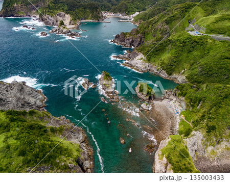ヒリゾ浜のドローン撮影。大根島、あいあい岬、数々の地磯も見える。ヒリゾ浜南伊豆町中木 静岡県伊豆半島 135003433