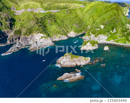 ヒリゾ浜のドローン撮影。大根島、あいあい岬、数々の地磯も見える。ヒリゾ浜南伊豆町中木 静岡県伊豆半島 ヒリゾ浜のドローン撮影。大根島、あいあい岬、数々の地磯も見える。ヒリゾ浜南伊豆町中木 静岡県伊豆半島 135003440