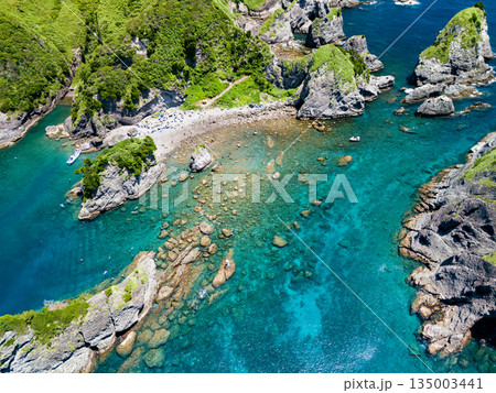 ヒリゾ浜のドローン撮影。大根島、あいあい岬、数々の地磯も見える。ヒリゾ浜南伊豆町中木 静岡県伊豆半島 135003441