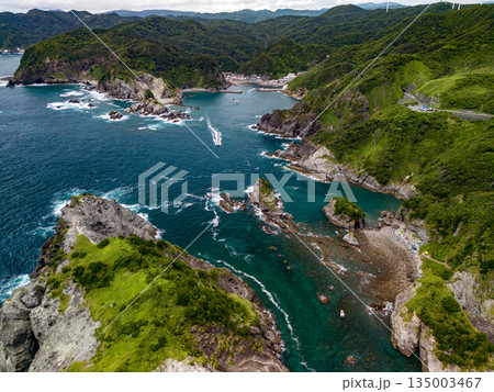 ヒリゾ浜のドローン撮影。大根島、あいあい岬、数々の地磯も見える。ヒリゾ浜南伊豆町中木 静岡県伊豆半島 ヒリゾ浜のドローン撮影。大根島、あいあい岬、数々の地磯も見える。ヒリゾ浜南伊豆町中木 静岡県伊豆半島 135003467