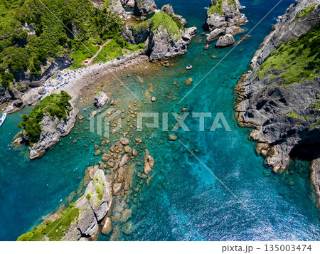 ヒリゾ浜のドローン撮影。大根島、あいあい岬、数々の地磯も見える。ヒリゾ浜南伊豆町中木 静岡県伊豆半島 135003474