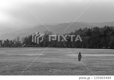 冬の松本空港　大芝生広場　北アルプスを見つめる少女 135003484