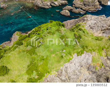 ヒリゾ浜のドローン撮影。大根島、あいあい岬、数々の地磯も見える。ヒリゾ浜南伊豆町中木 静岡県伊豆半島 135003512