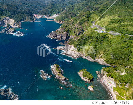 ヒリゾ浜のドローン撮影。大根島、あいあい岬、数々の地磯も見える。ヒリゾ浜南伊豆町中木 静岡県伊豆半島 135003517