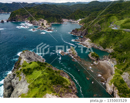 ヒリゾ浜のドローン撮影。大根島、あいあい岬、数々の地磯も見える。ヒリゾ浜南伊豆町中木 静岡県伊豆半島 ヒリゾ浜のドローン撮影。大根島、あいあい岬、数々の地磯も見える。ヒリゾ浜南伊豆町中木 静岡県伊豆半島 135003529