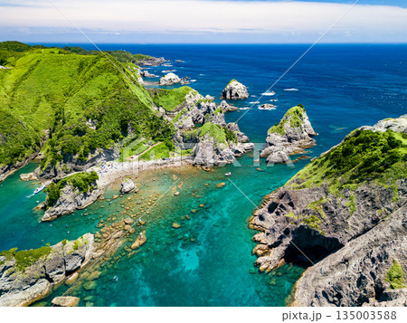 ヒリゾ浜のドローン撮影。大根島、あいあい岬、数々の地磯も見える。ヒリゾ浜南伊豆町中木 静岡県伊豆半島 135003588