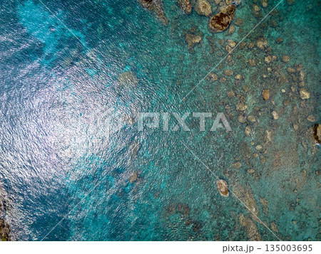 ヒリゾ浜のドローン撮影。大根島、あいあい岬、数々の地磯も見える。ヒリゾ浜南伊豆町中木 静岡県伊豆半島 135003695