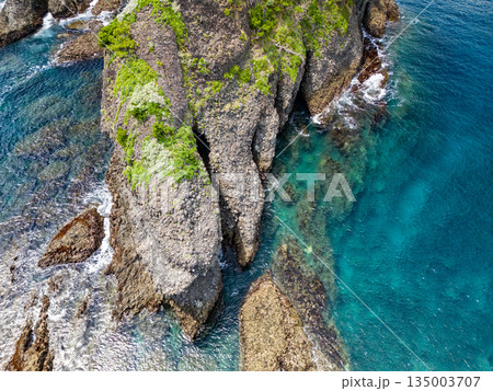 ヒリゾ浜のドローン撮影。大根島、あいあい岬、数々の地磯も見える。ヒリゾ浜南伊豆町中木 静岡県伊豆半島 ヒリゾ浜のドローン撮影。大根島、あいあい岬、数々の地磯も見える。ヒリゾ浜南伊豆町中木 静岡県伊豆半島 135003707