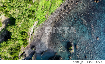 ヒリゾ浜のドローン撮影。大根島、あいあい岬、数々の地磯も見える。ヒリゾ浜南伊豆町中木 静岡県伊豆半島 135003724
