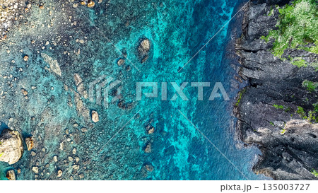 ヒリゾ浜のドローン撮影。大根島、あいあい岬、数々の地磯も見える。ヒリゾ浜南伊豆町中木 静岡県伊豆半島 ヒリゾ浜のドローン撮影。大根島、あいあい岬、数々の地磯も見える。ヒリゾ浜南伊豆町中木 静岡県伊豆半島 135003727