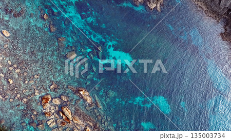 ヒリゾ浜のドローン撮影。大根島、あいあい岬、数々の地磯も見える。ヒリゾ浜南伊豆町中木 静岡県伊豆半島 135003734