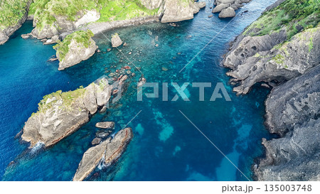 ヒリゾ浜のドローン撮影。大根島、あいあい岬、数々の地磯も見える。ヒリゾ浜南伊豆町中木 静岡県伊豆半島 135003748