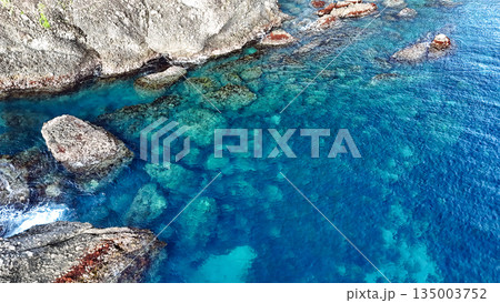 ヒリゾ浜のドローン撮影。大根島、あいあい岬、数々の地磯も見える。ヒリゾ浜南伊豆町中木 静岡県伊豆半島 ヒリゾ浜のドローン撮影。大根島、あいあい岬、数々の地磯も見える。ヒリゾ浜南伊豆町中木 静岡県伊豆半島 135003752
