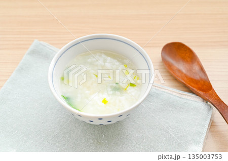 茶碗に入った春色のお粥 茶碗に入った春色のお粥 135003753