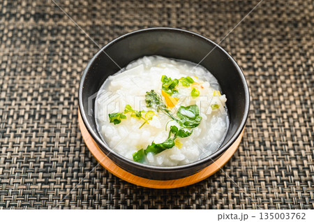 黒い器に入った七草粥 黒い器に入った七草粥 135003762