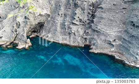 ヒリゾ浜のドローン撮影。大根島、あいあい岬、数々の地磯も見える。ヒリゾ浜南伊豆町中木 静岡県伊豆半島 ヒリゾ浜のドローン撮影。大根島、あいあい岬、数々の地磯も見える。ヒリゾ浜南伊豆町中木 静岡県伊豆半島 135003765