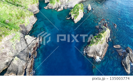 ヒリゾ浜のドローン撮影。大根島、あいあい岬、数々の地磯も見える。ヒリゾ浜南伊豆町中木 静岡県伊豆半島 ヒリゾ浜のドローン撮影。大根島、あいあい岬、数々の地磯も見える。ヒリゾ浜南伊豆町中木 静岡県伊豆半島 135003774