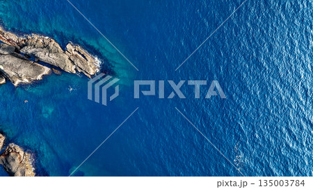 ヒリゾ浜のドローン撮影。大根島、あいあい岬、数々の地磯も見える。ヒリゾ浜南伊豆町中木 静岡県伊豆半島 135003784
